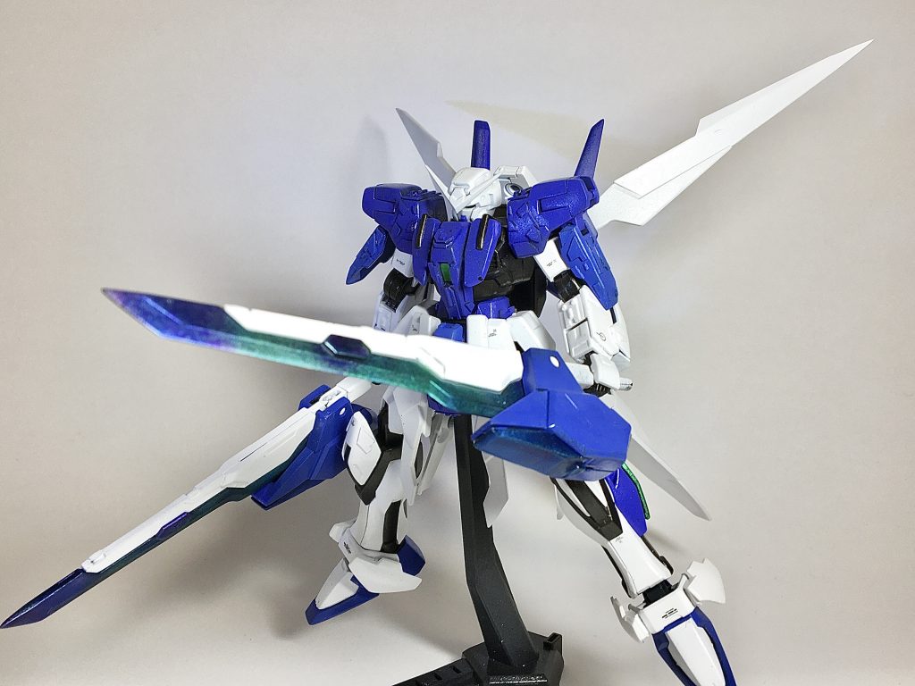 グリッターブレードバックパックのウイング部分を大型ブレードに可変した状態。GNソードと同じ原理で刀身にはGN粒子が流れており見た目より切れる。グリッターとは煌きの意でそのまんまの意味です。 