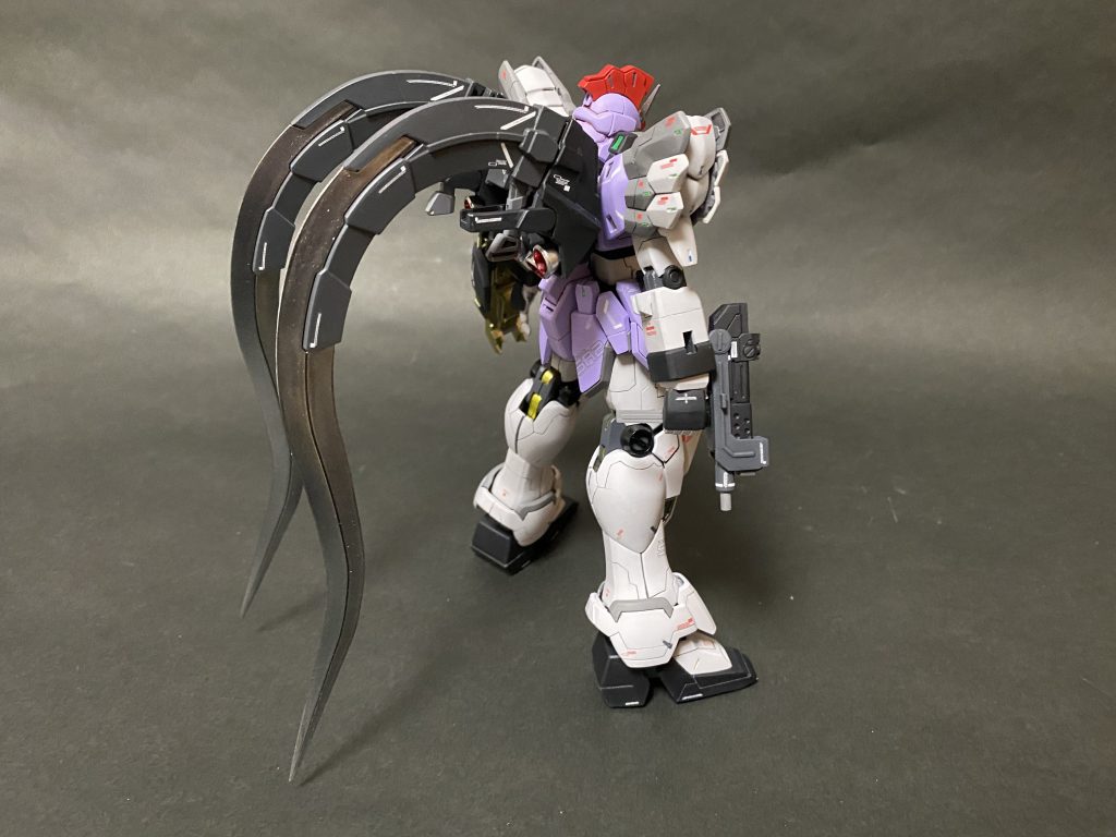 ヒートショーテルを背負うと翼を背負った機体のように見える所とかカトキさんのこだわりが分かりますね。