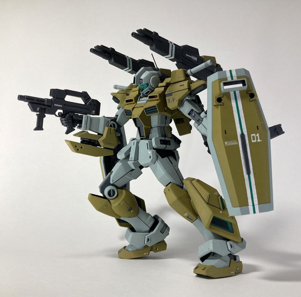 アクションポーズ。流石の重武装で迫力が出ます!