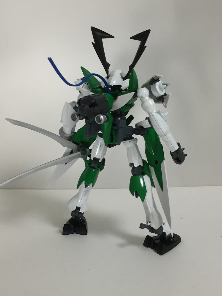 ただ塗装しただけに見えますが、地味に改良しています。・GNドライブをダークマターの物を・刀を2つとも片側に収納・サイドスカートを正面に向くように、PCプラサポから流用・首を1mm程延長、かつ、頭部の付け根部分の後頭部側を削った可動域を増やしたいため、改良しました。