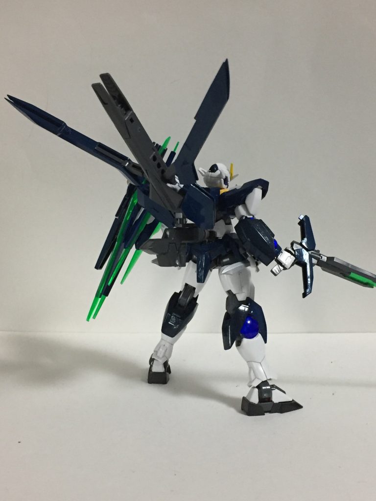 腰部に挟み込んでつける接続パーツを使って、レッドフレーム改みたいな感じに装備させました。一応フルセイバーを意識した感じです。GNメガスラッシュは腹部と連結して装備された武装。多種の武装と組み合わせて様々な戦い方が可能。