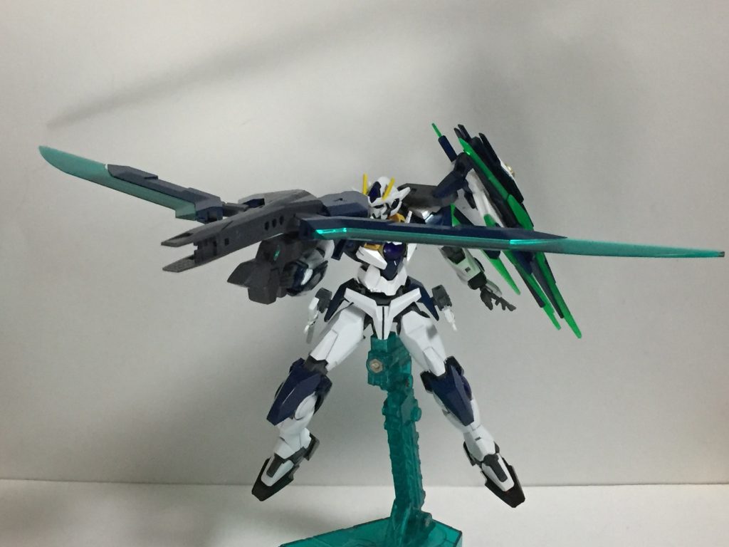 “GNロングカッター”横に長いビームをロングソードから射出可能。威力は弱いが怯ませられたりできる。