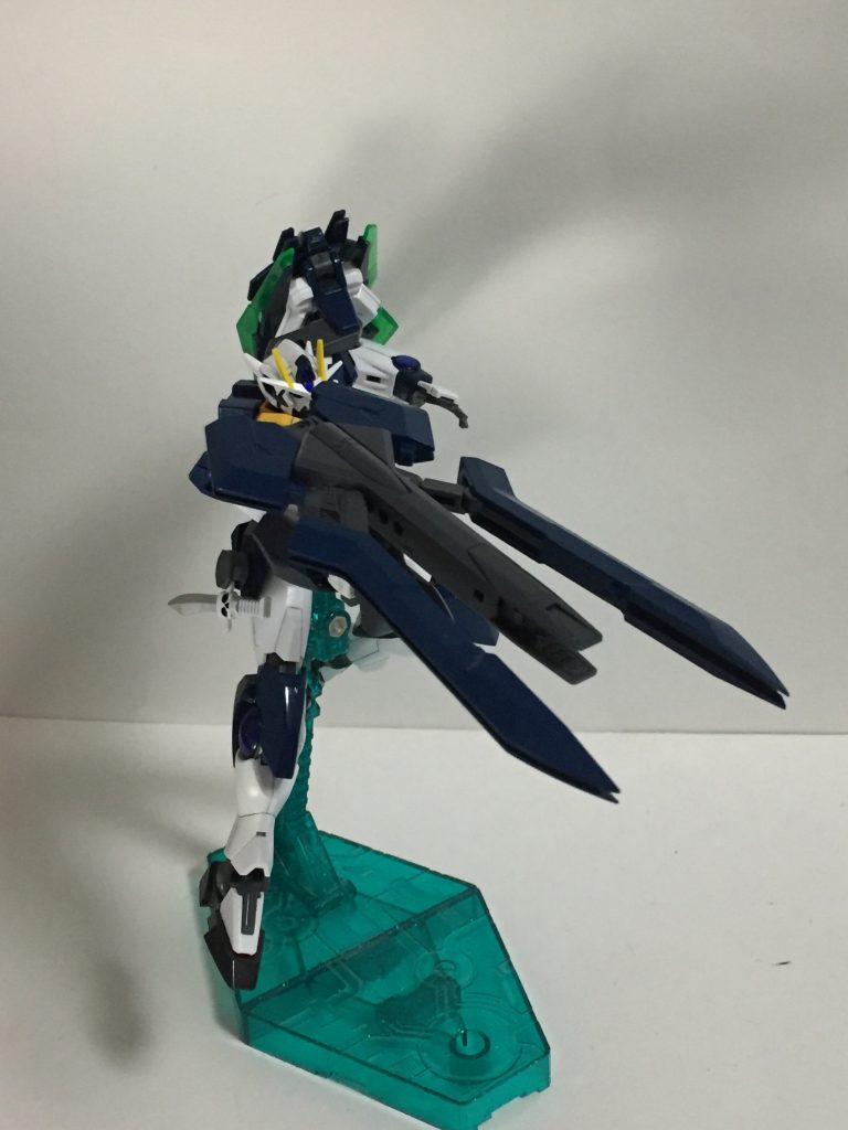 “GNブラスター”ビーム砲を撃てるうえに、曲げて狙いを少しずらすことも可能。