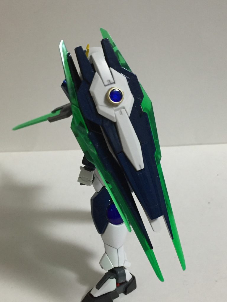 リボガンのシールドにサイトレンズを接着して、新武装に。金に塗装したサイトレンズは懐中時計をイメージ。