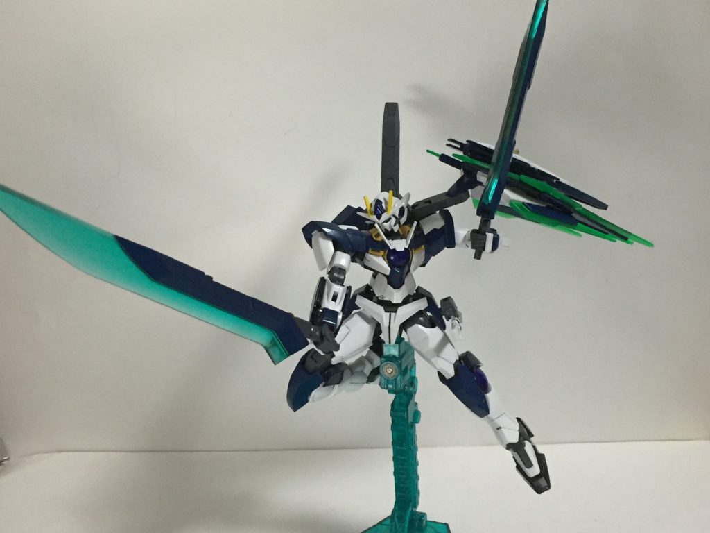 “GNロングソード”二本搭載したビームサーベル。振り回しがしやすくリーチが長い。