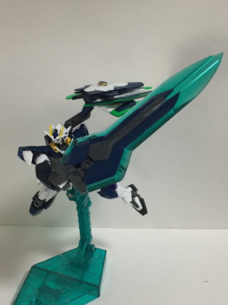 全てを合わせて大剣モード。持ち方はグリップを90°回転させて保持しています。