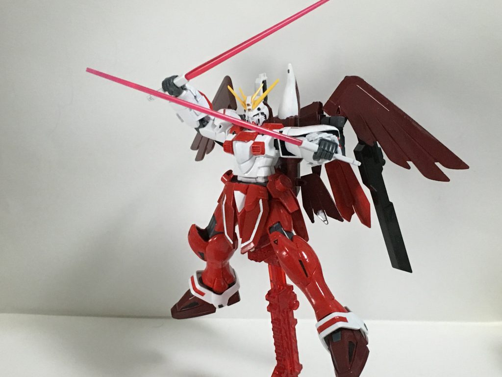 “フレイムスラッシュ”刃のように形成されたサーベル。両腰に備わっており、それぞれの長さが違う。また、斬撃を飛ばすような荒業もできる。“フレイムハリケーン”「フレイムスラッシュ」を振り回すように回転して台風を吹き起こす技。ファンネル系もこれで吹き飛ばす。