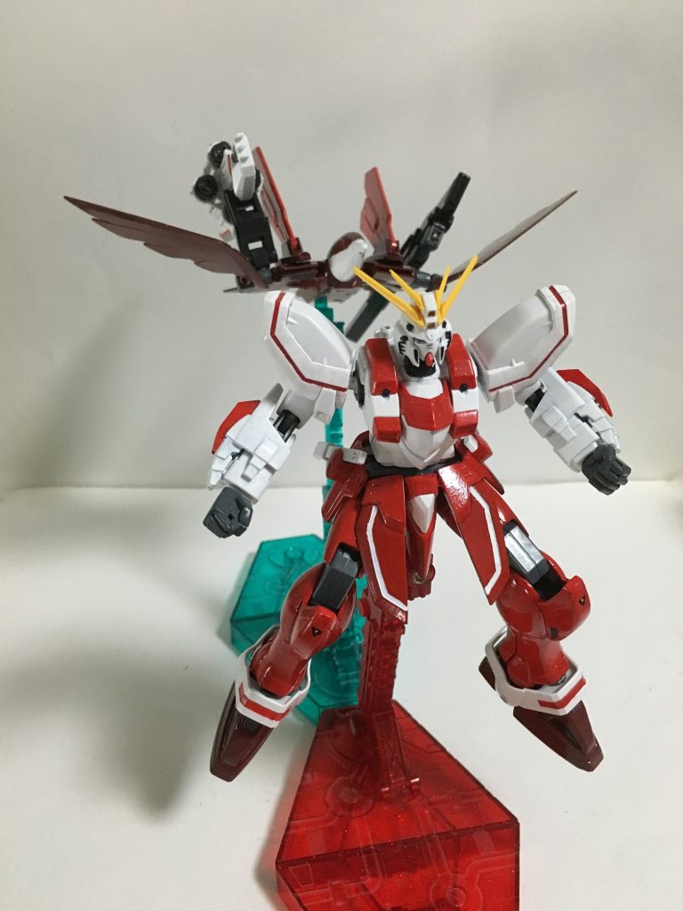 “フェニックスフライヤー”本機のバックパックが独立した状態。解除した分身軽になる上に、援護としても役に立つ。