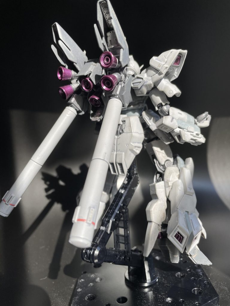 でもそうゆう割には、バーニアの色が紫やし、脚部のバーニアが赤い枠で塗られてないって？あんまり生真面目に拘ると……馬鹿見ちゃうよぉ！！(これに関しては趣味ですごめんなさい🙇‍♂️)