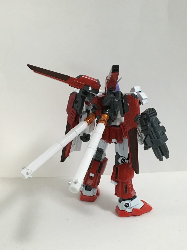余っていたジャンクパーツでカスタマイズしました。ファンネルビットは礼のごとく、リボンに見立てています。ちなみに当時、パーフェクトガンダムかなんかで旧作靈夢を作ろうと思っていたら、僕の兄が「いらないガンプラorジャンクパーツをやる」と言われ漁ってみたらフォーエバーガンダムとその他諸々を見つけたので譲ってもらい、今回の作品ができました。