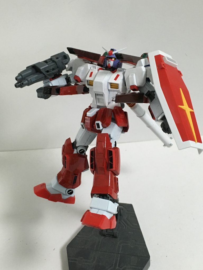 “ファンネルビット”オールレンジ用の武装、攻撃にも守りにも使用可能。バックパックの後頭部に位置する場所に収納しており、収納時は砲身が前を向き発泡。