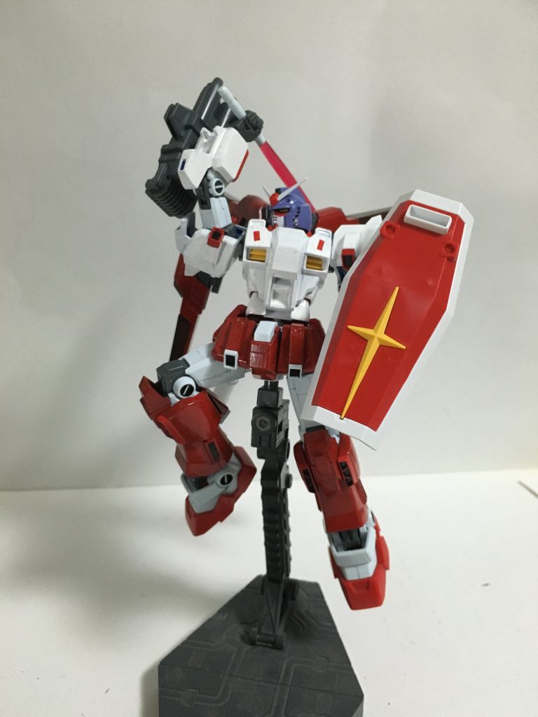 “ビームサーベル”通常のビームサーベルと同じ威力。腕に装備しているためトンファーとしても使用できる。