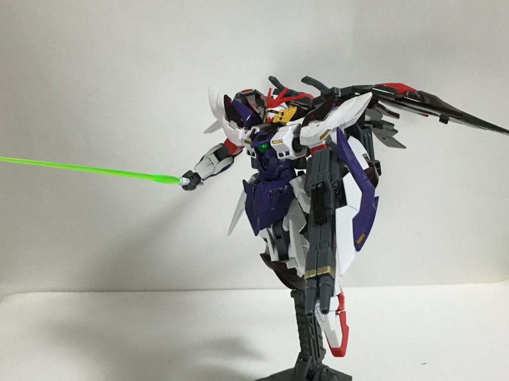 “ビームサーベル”盾に収容された近接武装。こちらは一つしか装備されてないが、後述で紹介する武装もあるため問題はない。
“ウイングシールド”防御兵装で飛行形態の時は機種の役割を果たし、エネルギーの放出により壊れにくくなっている。盾の取り付け位置が気に入らなかったので、「M.S.Gメカニカルアーム」を使って下にずらしたおかげで干渉も減りました。