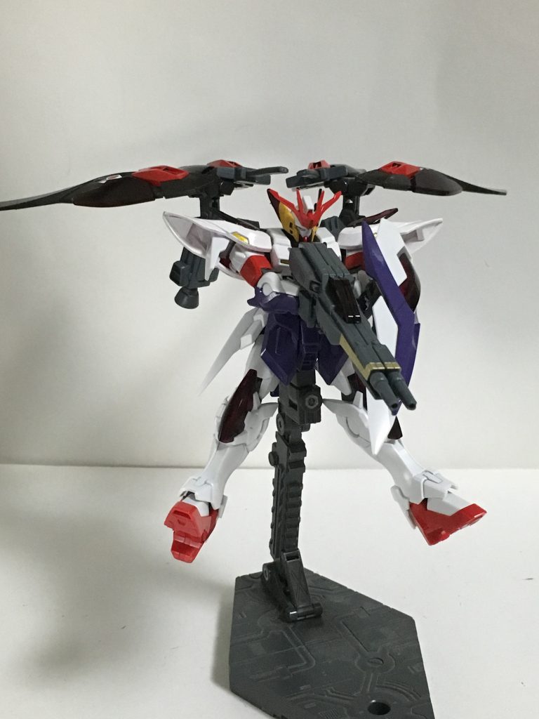 “ツインバスターライフル”唯一の射撃武装。威力も高く分離も可能であり両手に持つことが可能。またチャージすることで砲撃としても使用可能。