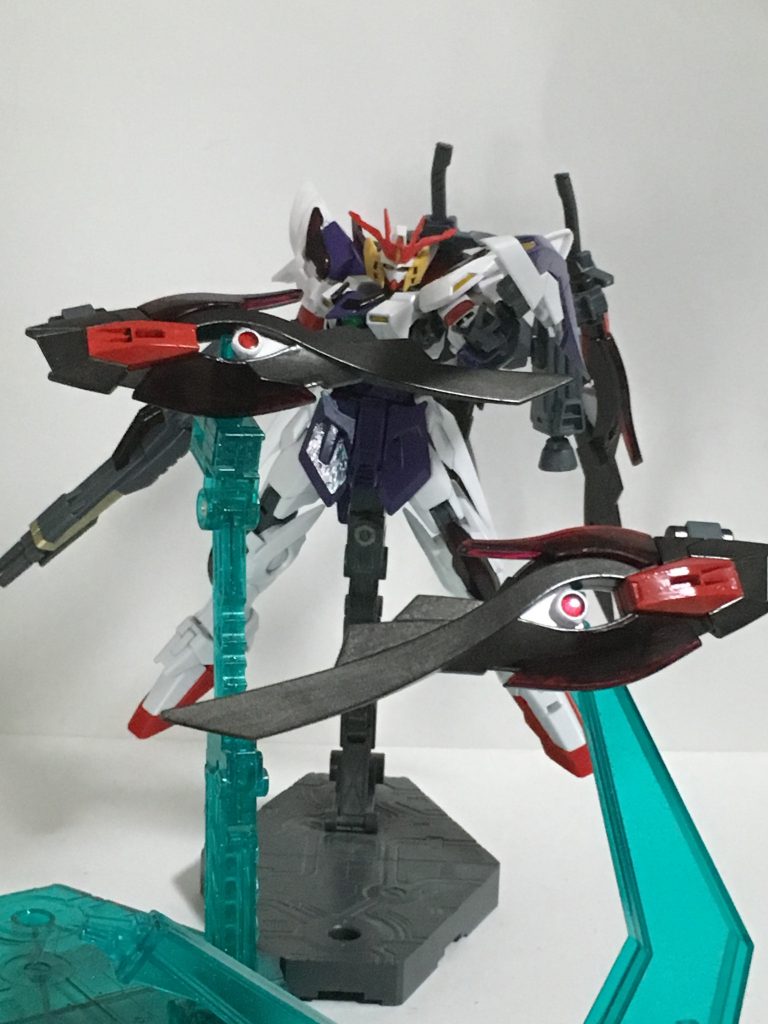 “スキマブレード”翼に装備された紫のスキマのようなデザイン。柄の部分は近接用の武装で、もう片方の柄のないものはビットとして使用。ビットは主に身を守るようにエネルギーが展開され、こちらはケルディムをヒントに作られている。