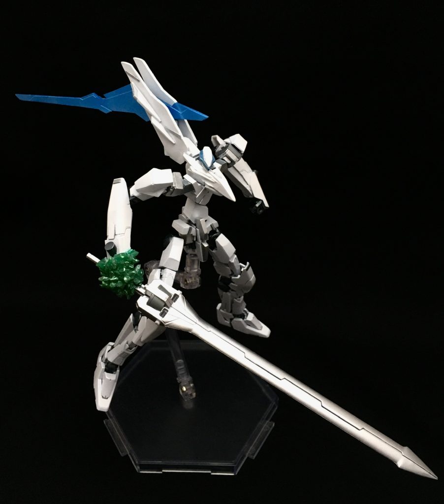 おなじみのルガーランスを同化した状態です。ルガーランスのみロボット魂のマークエルフから拝借しております。自作を試みたのですが、武器の重みで関節がイカれたので制作を断念しました。無念…