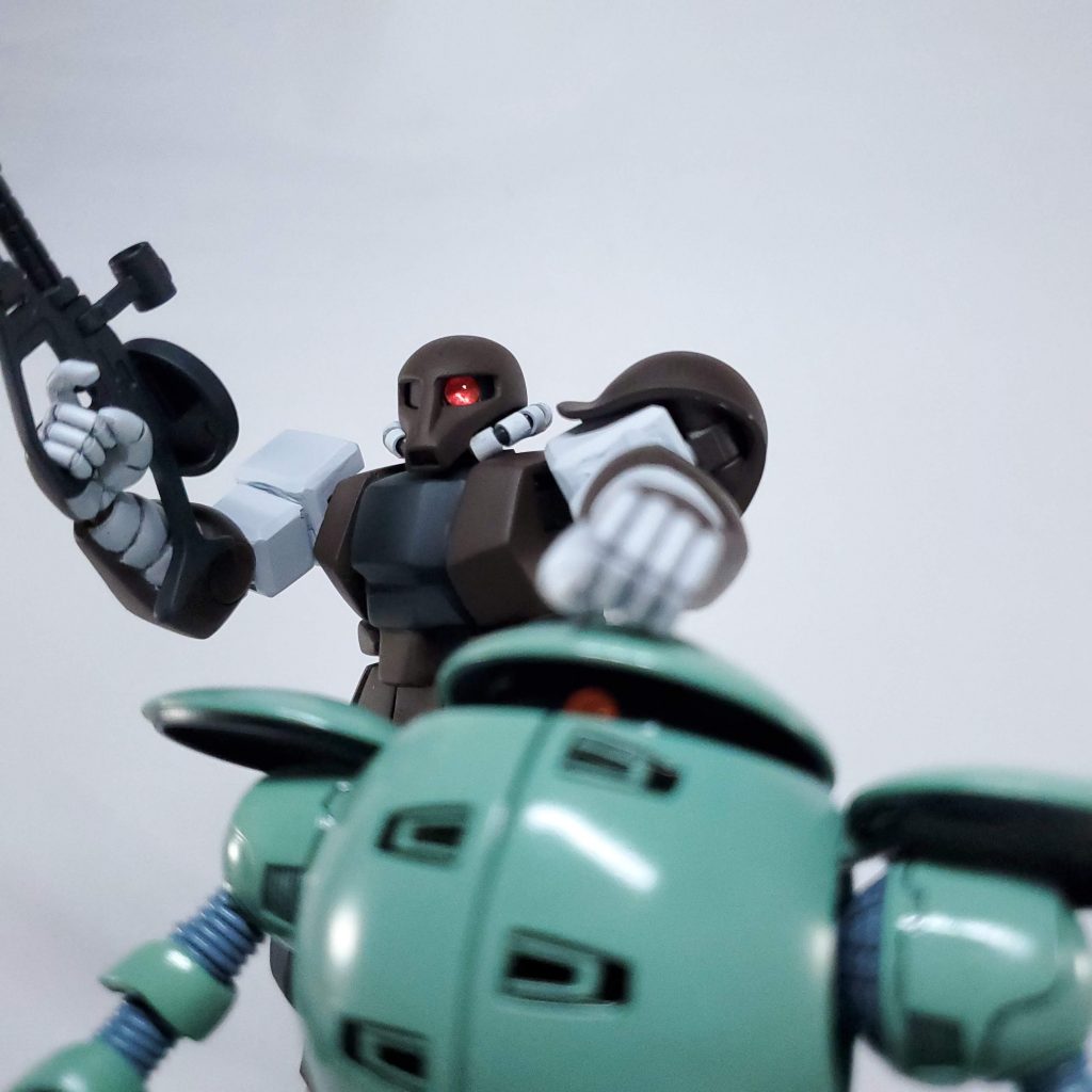 先行するソシエのモビルカプルに「後ろからついてくればいいんだ！」と大人の余裕を見せつけるギャバン。この時まだ実戦経験はありません。