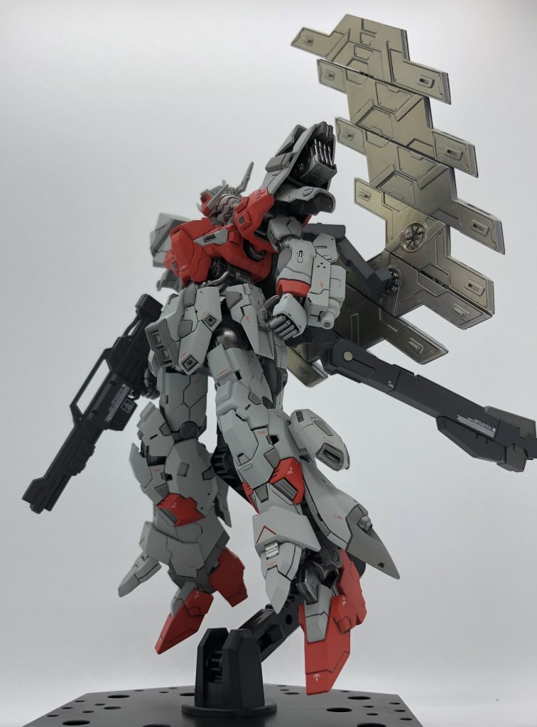 装甲裏もガンメタで塗り分けしてあります。それとサイコプレートはアイスシルバーの上からプリズムメタリックピンクゴールドを吹いてるので角度によって赤くなったり黄色くなったりします。