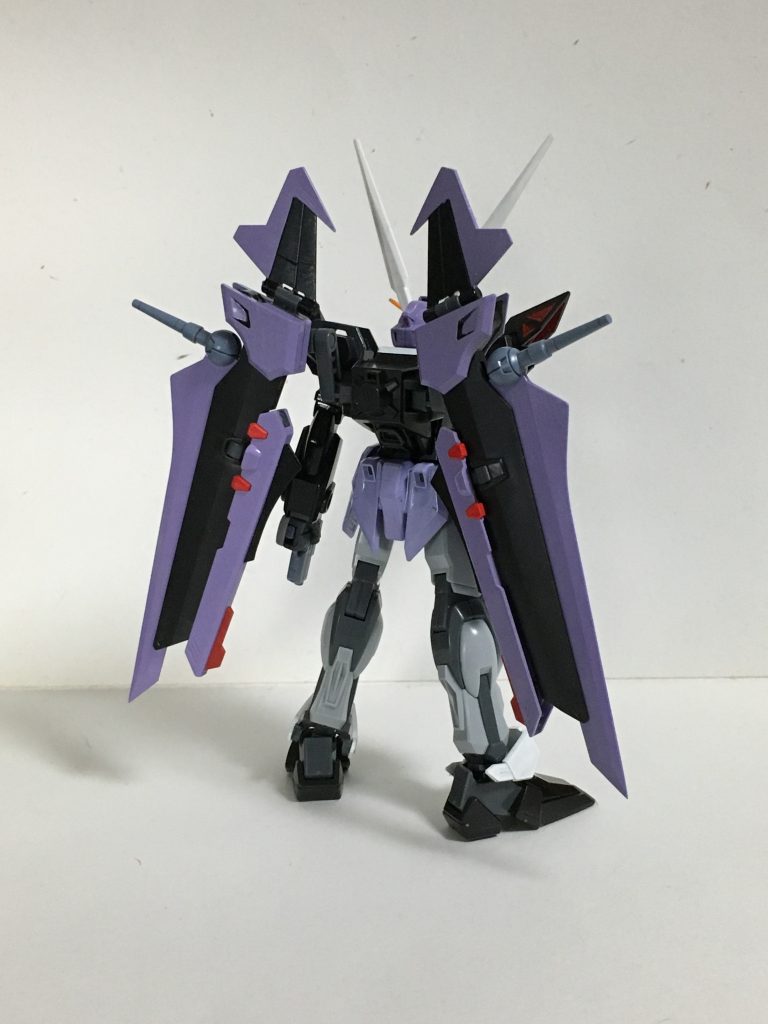 前回の紫専用ゼロと同様、大きな改造はしていません。見てわかる通り頭頂部にうどんげの印象的な耳を再現して見せました。パーツは「ダークマターブースター」から余ったあの尖ったもの(パーツ番号:I2⑦)を使用しちょこっと削って頭部に接着しました。アンテナの方はウサギの耳と被るだろうと思って上向きの方のアンテナだけを削りスッキリさせました。