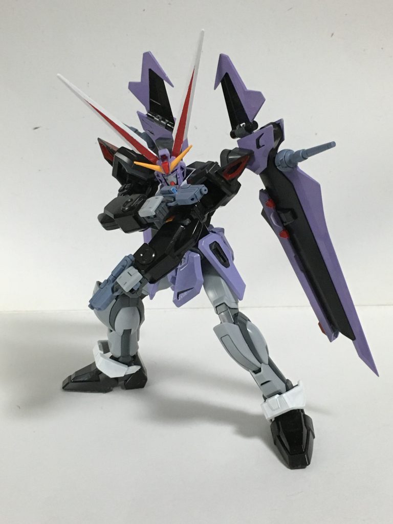 後は肩と胴体を結ぶジョイントが気に入らなかったので、肩を改造して従来のHGシリーズでおなじみのボールジョイントにしました。