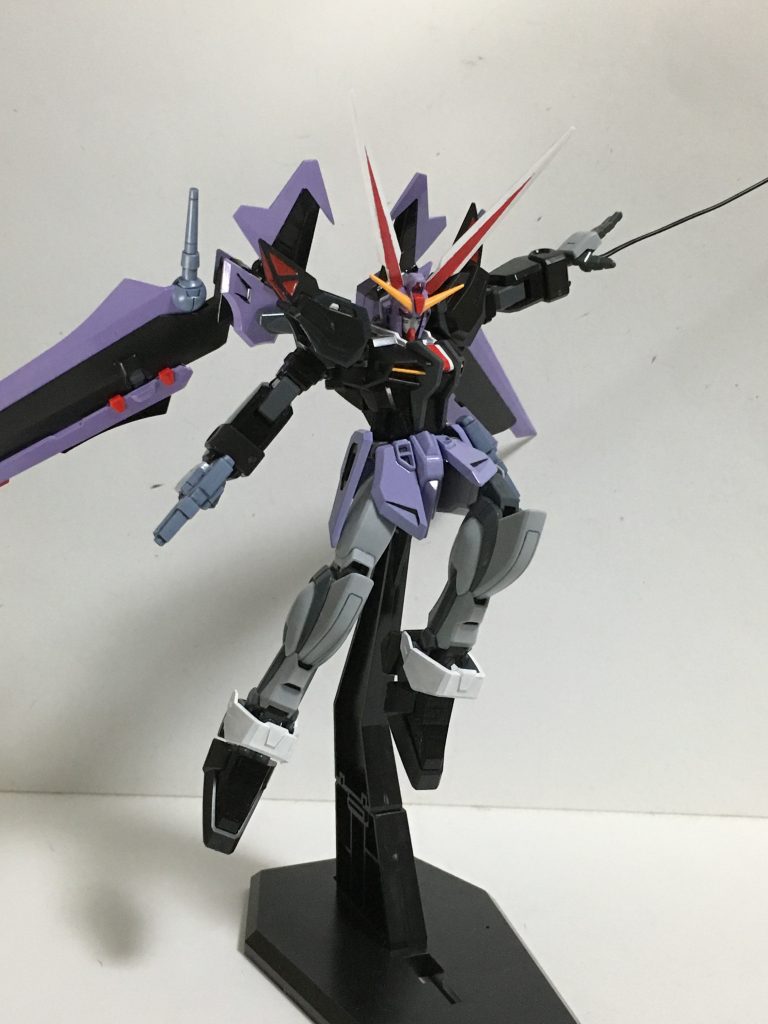 “アンカーランチャー”強靭なワイヤーで建物等に固着させることで移動したり機体の姿勢を制御するのに適している。また、敵を拘束・近づかせたりなどの運用も可能。