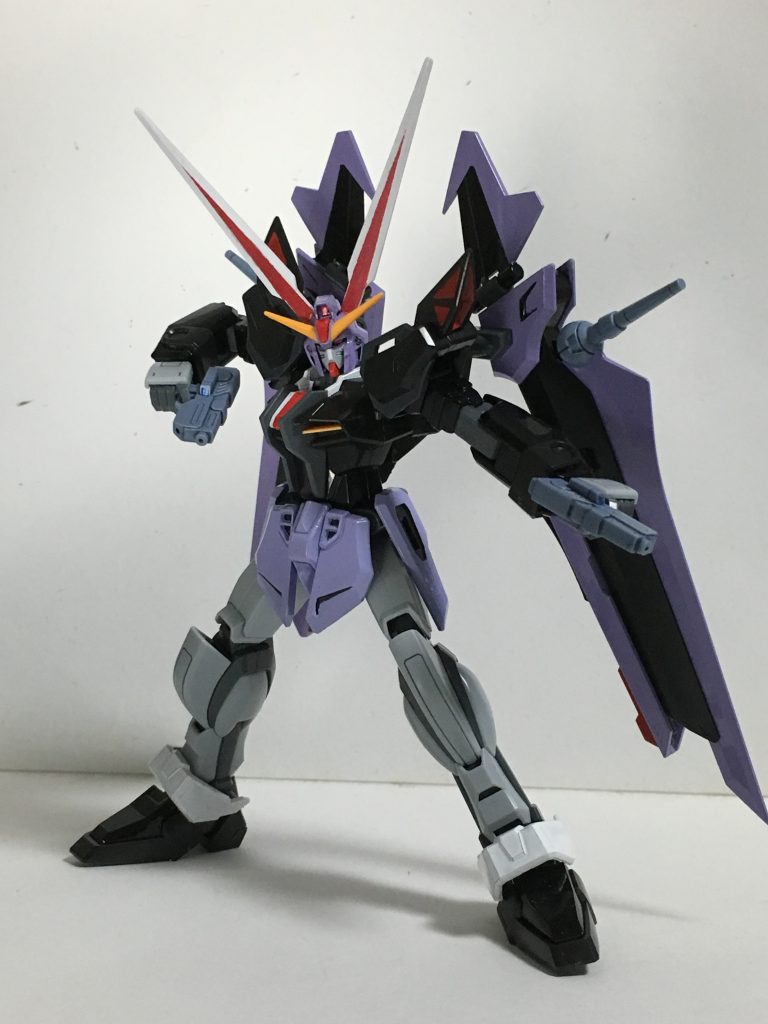 本機オリジナルの“レッドアイズシステム”頭部に搭載されたセンサーから他の機体のカメラを惑わす本機の特徴。効果は弾幕が当てづらくなったり相手の動きをとらえられないと言った物を発揮する。味方がいる場合は干渉しないようにコントロールすることもできる。