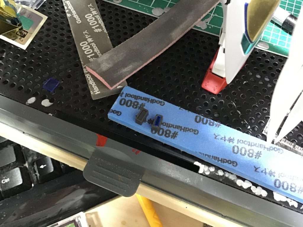 バスターライフルのセンサーは、クリアパーツのランナータグを切ったモノをクリアブルーに塗装して、裏にミラーフィニッシュ。