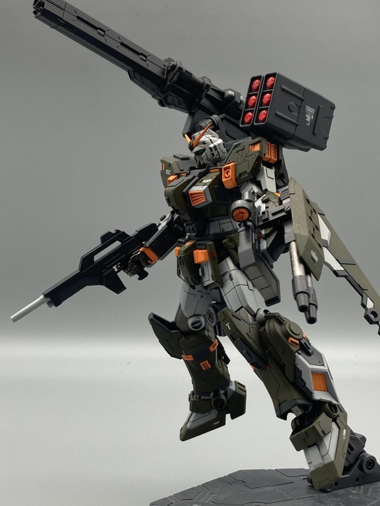 アクションを何枚か。砲撃戦用の機体なので立ってるだけでかっこいいかも