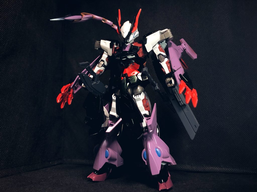 第二形態高速戦闘が得意です、足からも大型ビーム砲が出る設定で、近接は爪で攻撃します。