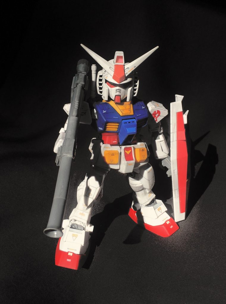 最初はクロスシルエットガンダムの頭を乗せて作っていたのですが、イメージより少し頭が小さく、形状も自分のイメージのガンダムと違ったので、CSより少し頭が大きい通常のSDガンダムの頭をベースにかなり加工しました！今日見るまで忘れていたのですが、腰や胸下の関節や動体側肩関節は、クロスシルエットの物を流用しています。パーツは成型色を活かして、墨入れや汚しなどだけして、フラットコートしました。