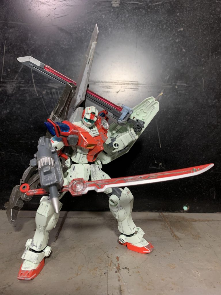 大剣二刀流は漢の浪漫。制作当時オルフェンズ系ガンプラにかぶれていたので、武装チョイスも同作からのものが目立ちます。