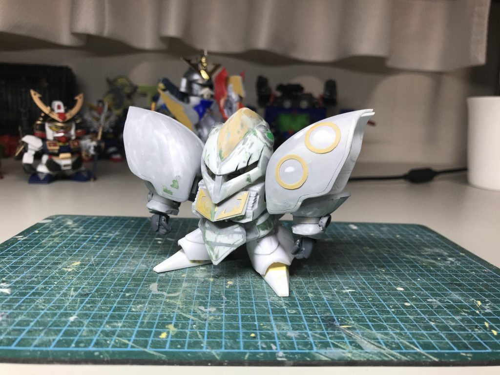 元キットの肩は想像以上に大きく、半分ぐらいにカットしています。後は玖辺麗になるようにパテなどで。