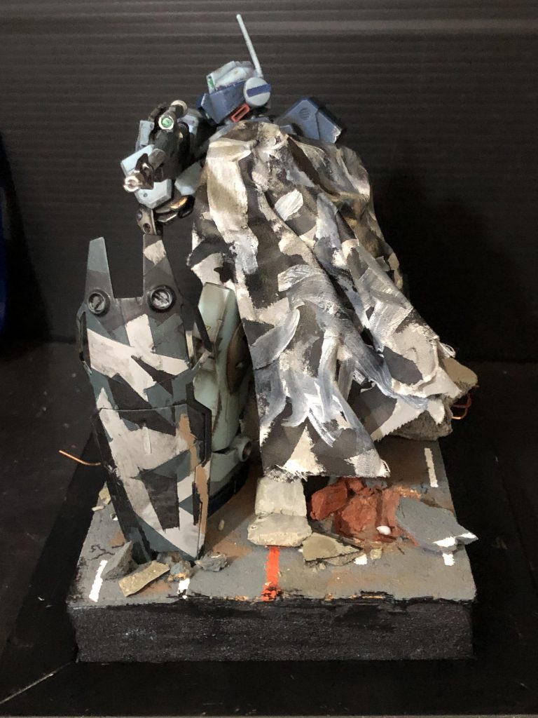 盾はスプリット風迷彩を筆で塗装しました思ったより迷彩してしまったので写真が難しい。。