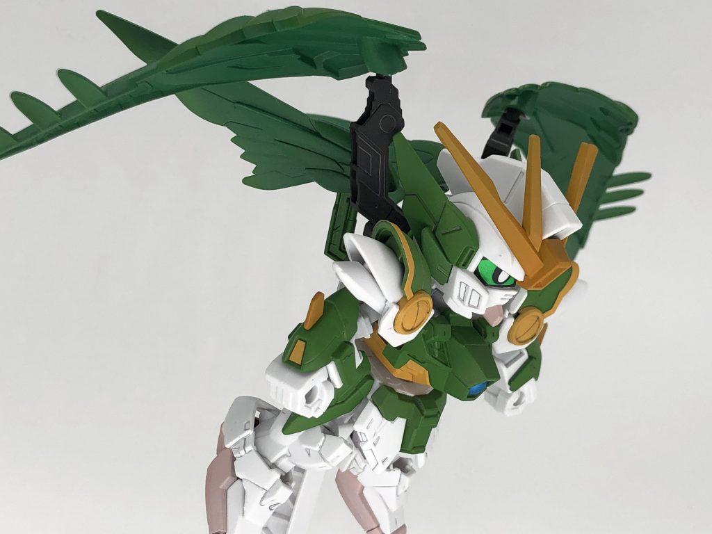 アンテナは黄橙で肩やブレード、センサーシールは軽く薄めたクリーム色で胸はメタリックブルーでアクセントをつけています!