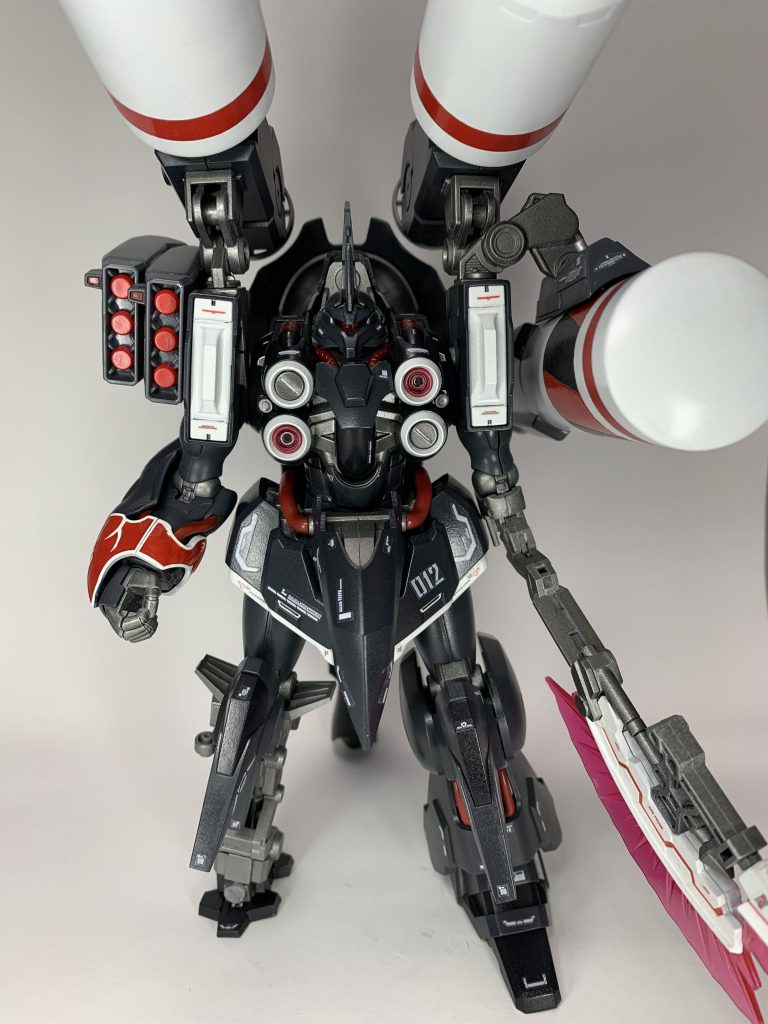 とりあえず胴が短かったので2.4ミリ延長し、首もアゴが引けるように1.7ミリ延長しました。あとサイドスカートを加工して太ももに密着できるようにしてスタイルアップさせてみました。おかげでマッシブないい感じに出来上がったと思います。