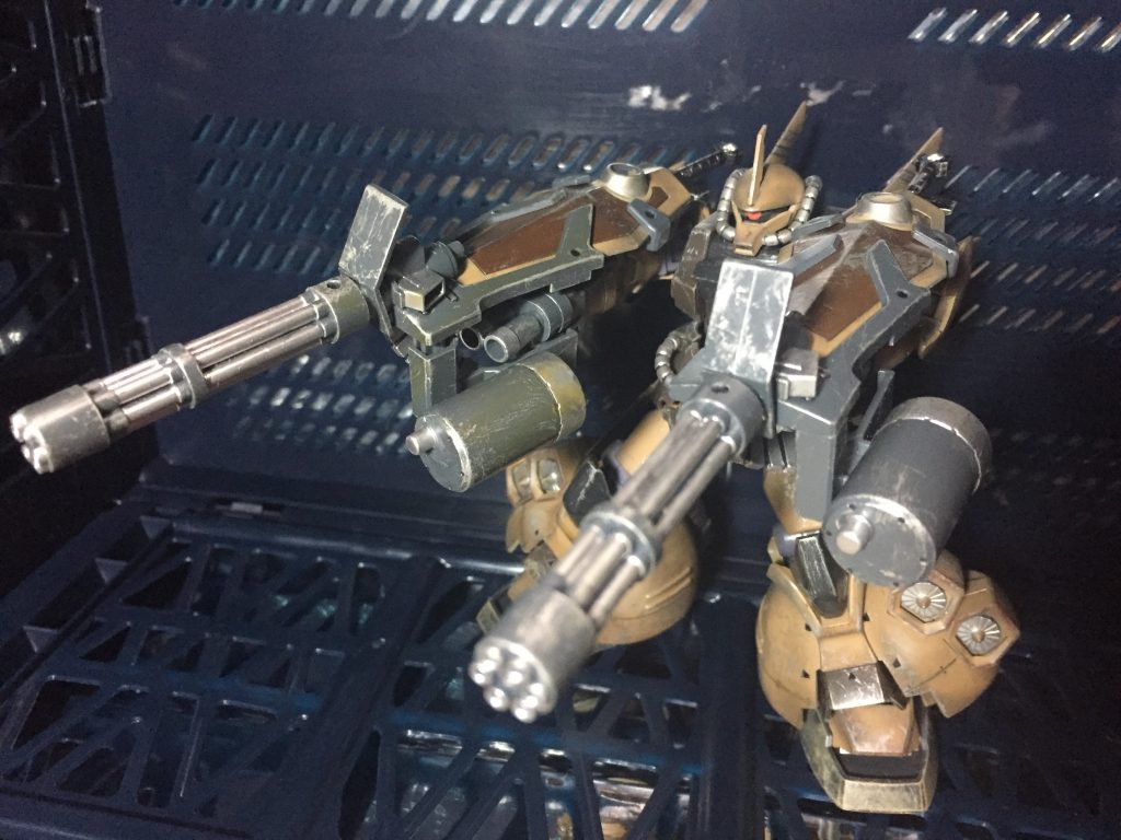 プレバンのグフフライトタイプに別のグフカスタムのシールド乗っけて塗り直しただけのお手軽制作。左右のウェイトバランスを保ちつつ重装甲・高火力ながらも鈍重そう。多分ガトリングは打ち切ったら捨てます。