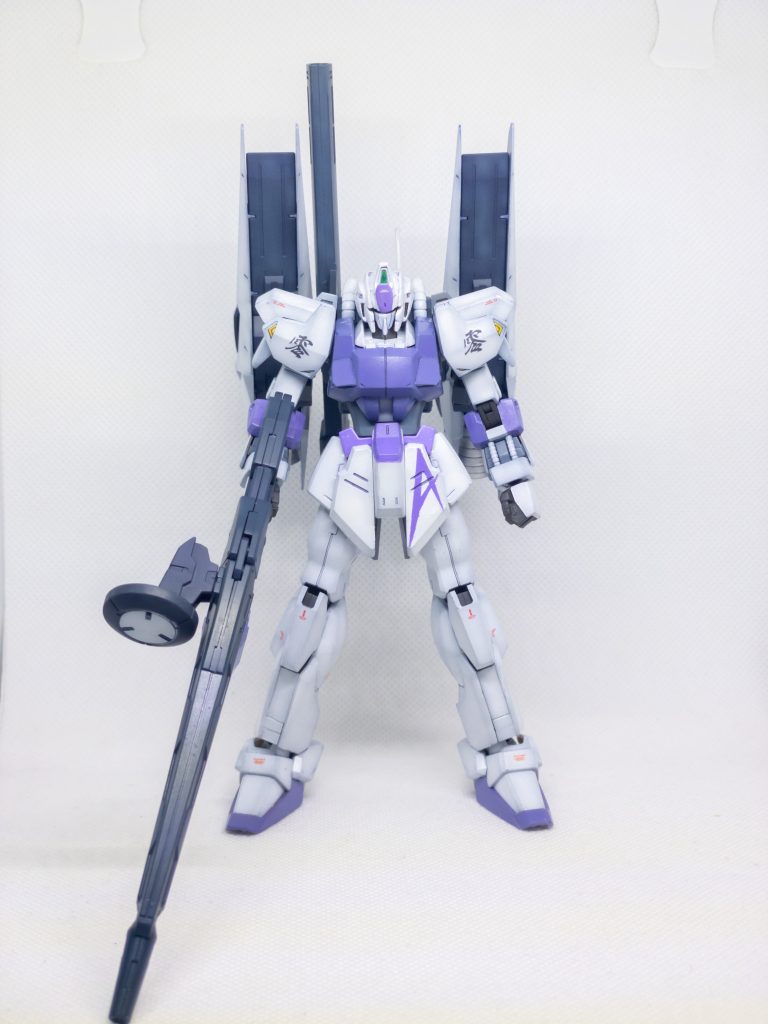 正面から。アムロ機のマークはマスキングして塗装で再現。