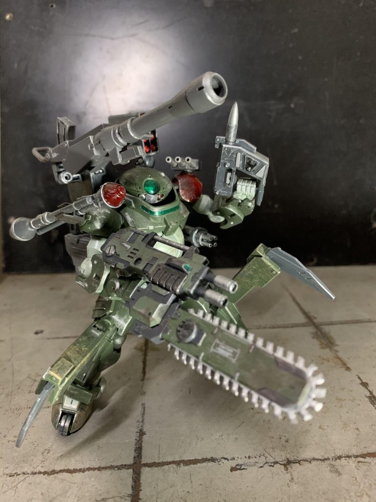 整形色が素晴らしかったので、肩と頭以外はほとんど素組み+墨入れ・デカールから汚しに入っています。両手の装備が例の他社製なのはご愛嬌。