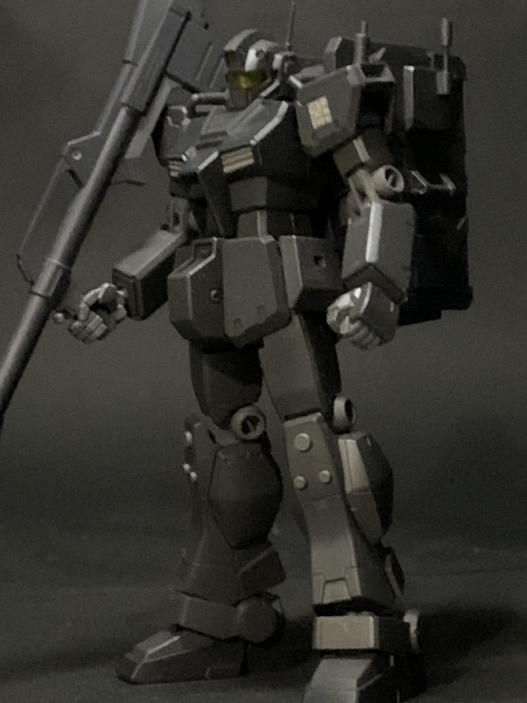 肩の部隊マークはマスキングしてエアブラシで少しずつ吹いて再現。フンドシ部分をジムカスタムのものに交換した。