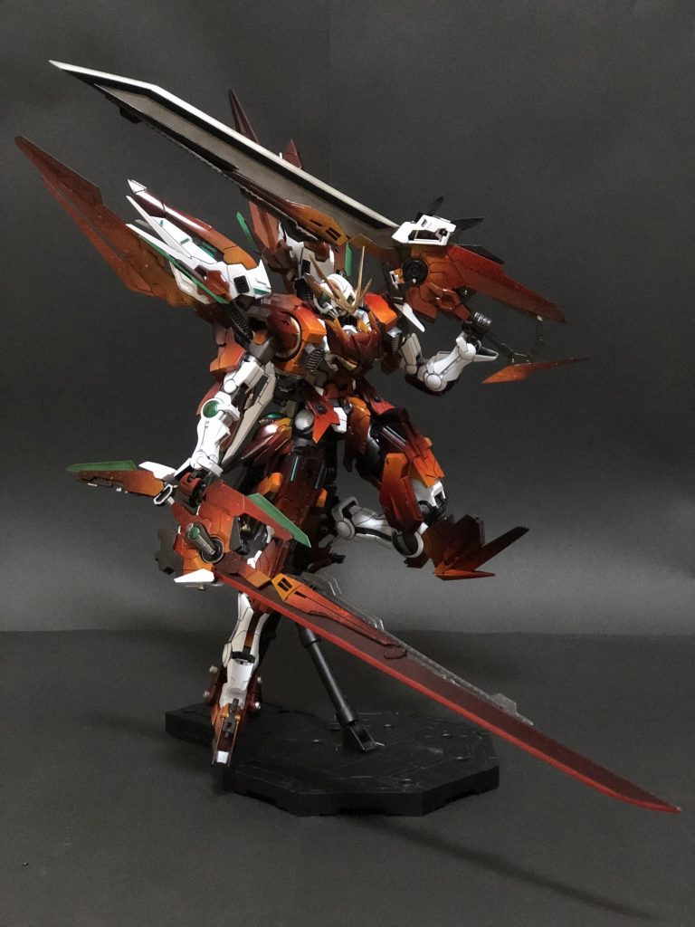 HGエクシアの足パーツを採用した腕により、大きな武装もしっかり保持してくれます。 