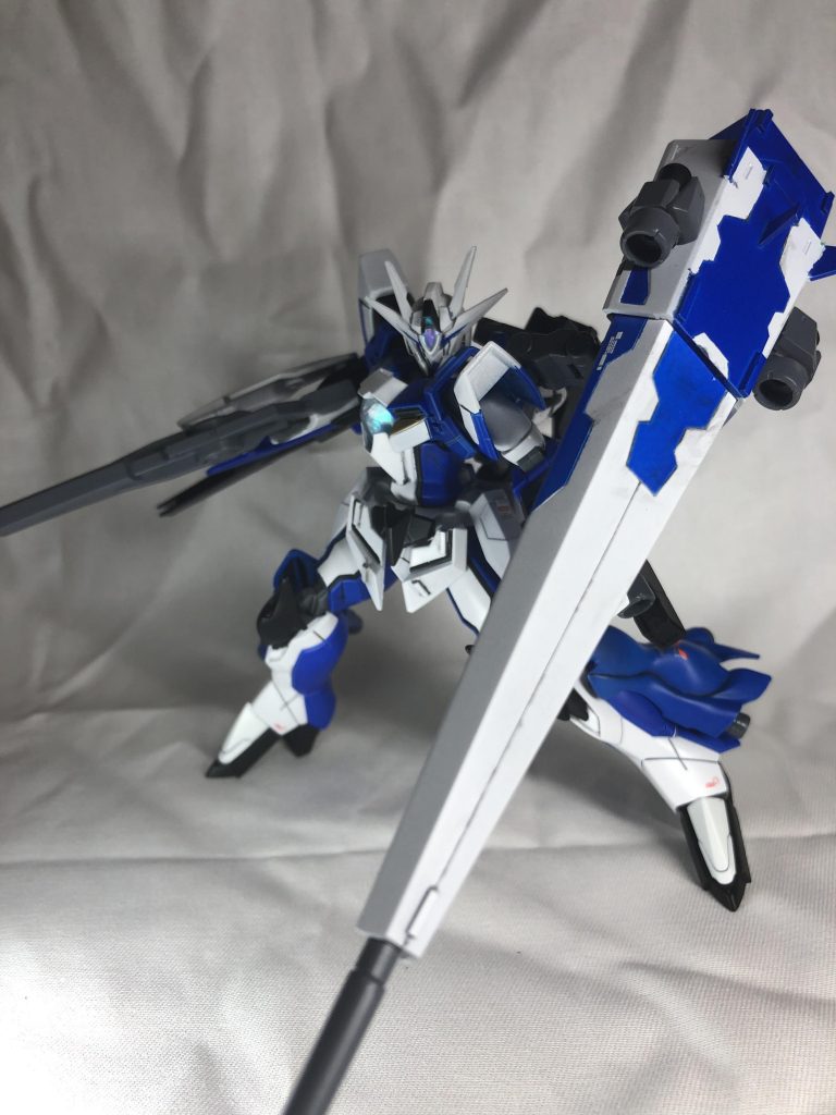 左肩のGNシールドバレルは伸縮が可能。大型の盾及び長距離射撃武器としての運用の他、後方の大型ブースターによる移動性能の向上、ファングを接続して三連砲としたりと用途は多い。