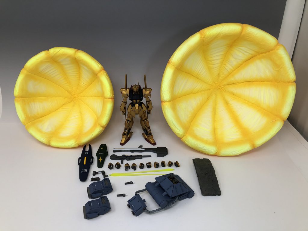 こちらが今回百式さんと一緒に作ったもの一式です。・百式さんと付属している装備一式・EIGHT製ハンドパーツ一式・ハイザックさんのシールド・ネモさんのシールド・デブリシールド・シールドマウンタと2種類のアタッチメント・バリュートパック一式・展開状態のバリュート台座2サイズとなります。