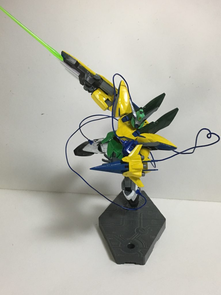 “ビームサーベル”盾に内蔵された接近戦用の武装。ビームの色は緑。