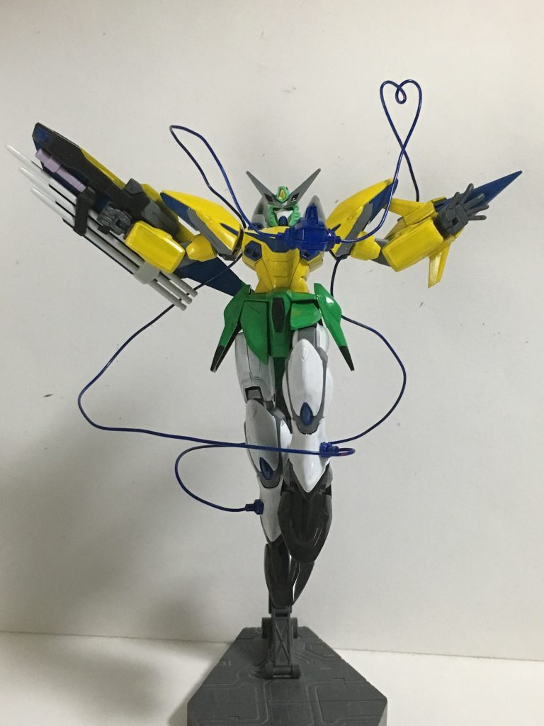 古明地家特有のサードアイを頑張って表現しました。「目」の部分は余ったパーツのリボーンズキャノンのヘッドを使用し、コードは100円均一で売っていた針金を使用しています。リボキャノンヘッドの横にサイトレンズの基部(B-3)を両側に取り付け、ブリッツ本体の両足首あたりにもサイトレンズの基部(B-5)を取り付けましたが、2.5mmのピンバイスで穴を空けておき基部はこれで完了です。今度はコードとなる針金の両端に、直径2.5のランナーをカットしそこに1.5mmのピンバイスで針金が通るように穴を空け接着し、足首とサードアイが繋がるようにしました。サードアイのコードはフィギュアやウィキなどを参考にして曲げていきこいしっぽくしました。