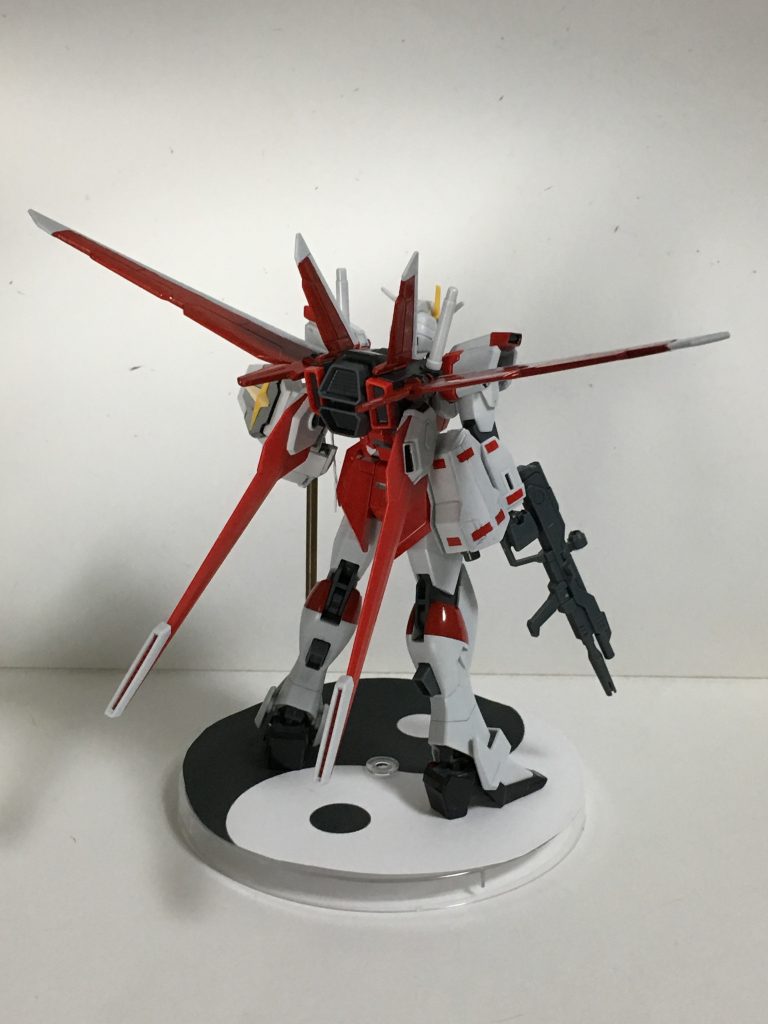大きな改造は今回では余りしていませんが、後に自作した本機の様々なシルエットをあげます。といっても基のインパルスのソード、ブラストもどきですが。まず見てわかる(?)ように両腕に霊夢を象徴する袖を作りました。この袖は旧キットガンダムDXの肩とその中に内蔵されているサテライトキャノンを固定するパーツを少し改造してそれっぽく見立てました。また、プラ板等で肩パーツの中が見えないように貼り付けました。その他には霊夢頑駄無に装着していたお祓い棒は後術に。