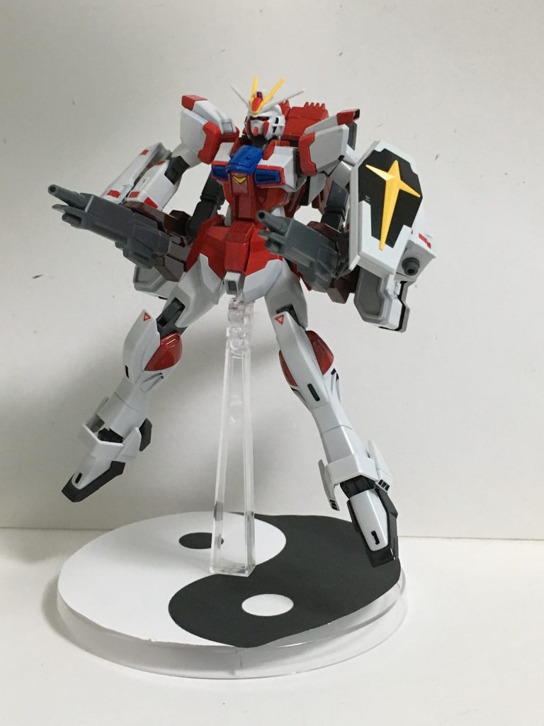 “高エネルギー長射程ビーム砲Ⅱ”バックパックのサイドに装備された遠距離武装。ビームライフルと違い出力、威力ともに高い。ため込むことでビーム照射も撃てる。