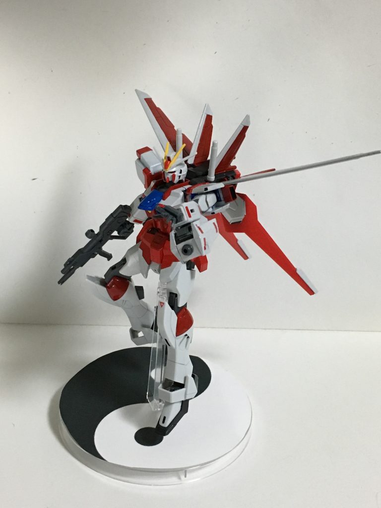 “袖マシンガン”両腕に搭載された彼女オリジナルの武装。彼女を象徴しマシンガンの様に細かいビームを連射可能とすることができるが、威力は弱め。