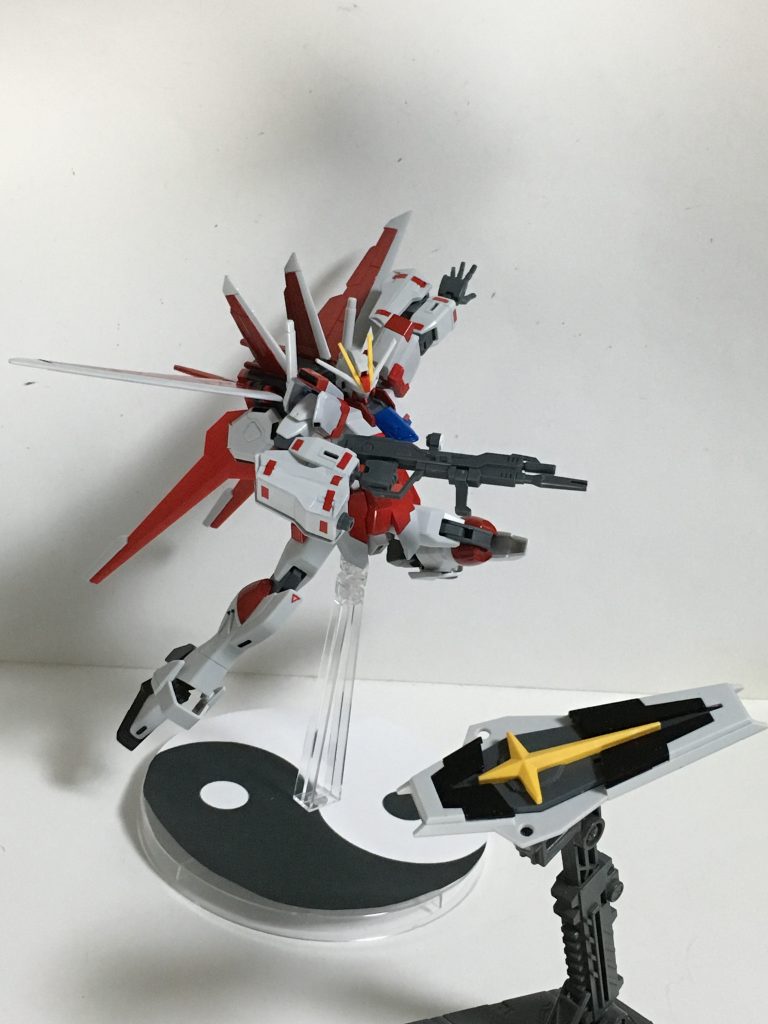 “機動防盾”伸縮自在で非使用時には収納し、展開することで広範囲の防御ができる。また、盾を投げて回転させながら敵にぶつけたり、回転を利用してビームの軌道を変えるといった戦法もできる。