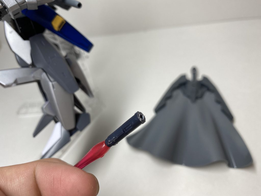 足のビームサーベルについてです。テルティウムの足に収納されているサーベルは元々柄頭が前を向いて収納されるようになっていて逆向けにすることは出来ません。ですので柄頭部分を思い切って切断。そのまま逆向き、ビーム射出部分を前にして付け直しました。