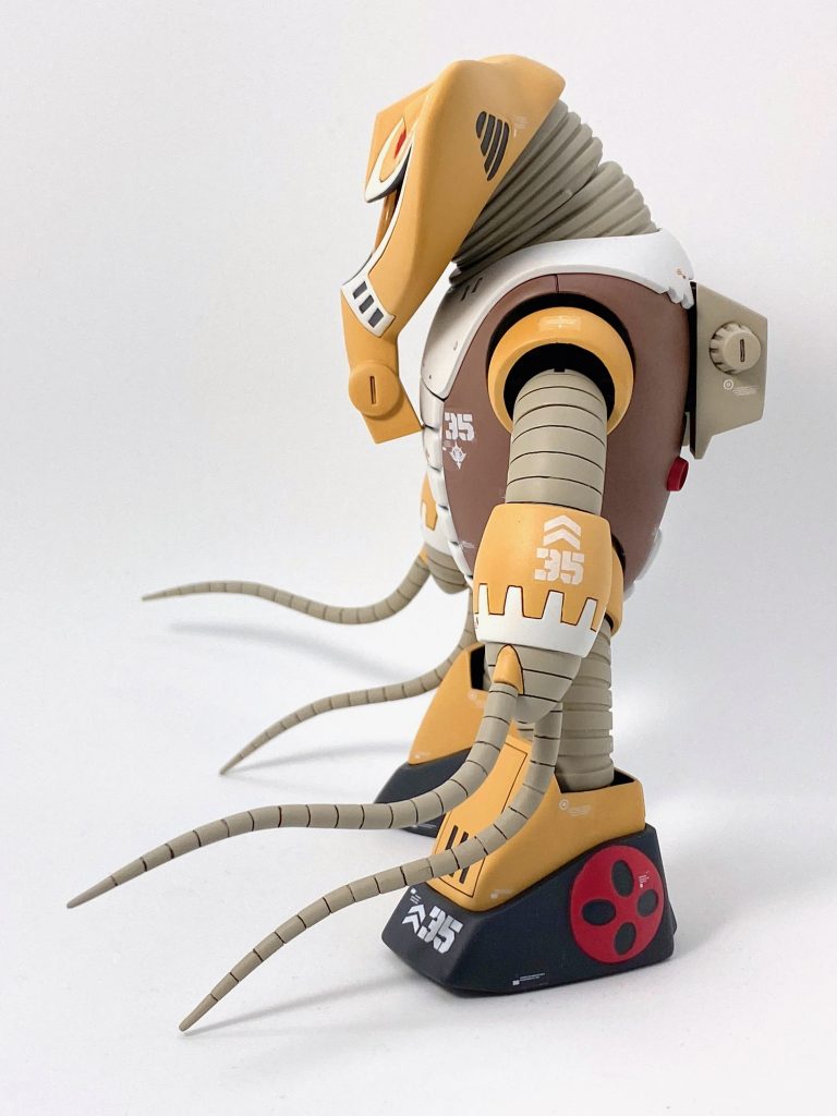 アッグガイならではの異様なサイドショット。旧キットそのままだと顔が上を向いてしまうので、首を前傾させるためにジュアッグとアッグガイの首を継ぎ足した上で、角度をつけて頭部と接続しています。頭と体の距離が開かないように、頭部裏ブタを丸ごと切り落として首を奥まで突っ込みました。肩口など関節のスキマは一律エナメルでダークグレーに塗ってシャープ感を出しています。